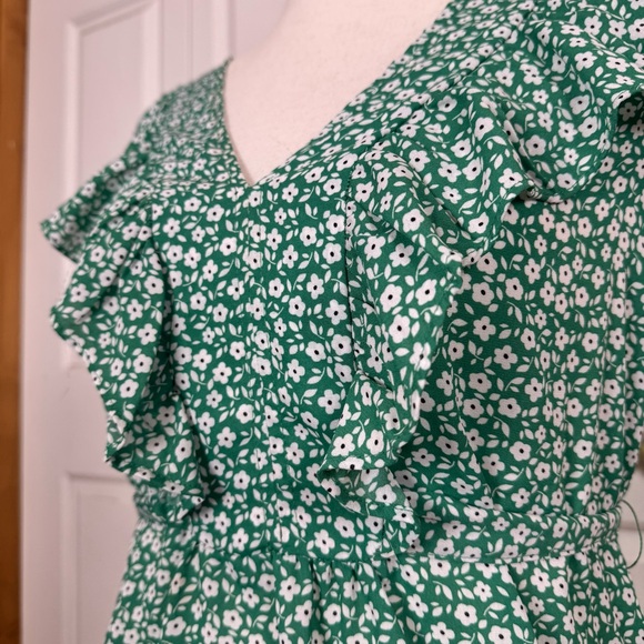 Max Studio Green Floral Blouse - Picture 2 of 7